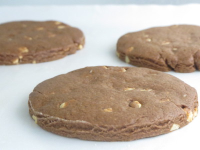 チョコクッキーを焼いています