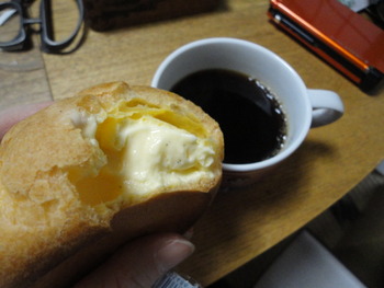 ジャンボシュークリーム