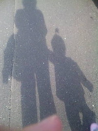 お手々繋いで。