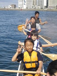 アウトリガーカヌーは会場で組み立てを行います。