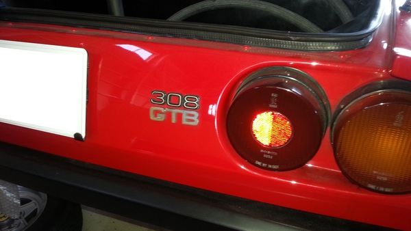 フェラーリ 308 ＦＲＰ穴埋め補修 l I CRAFT 浜松市・磐田市で車やバイクのFRP部品の製作・補修・修復をしている