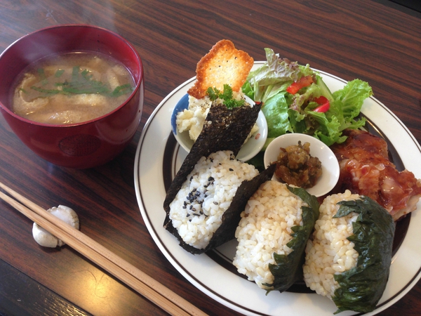 喫茶　ヒャクジュウノオウ　　さん　で　ランチ　☆