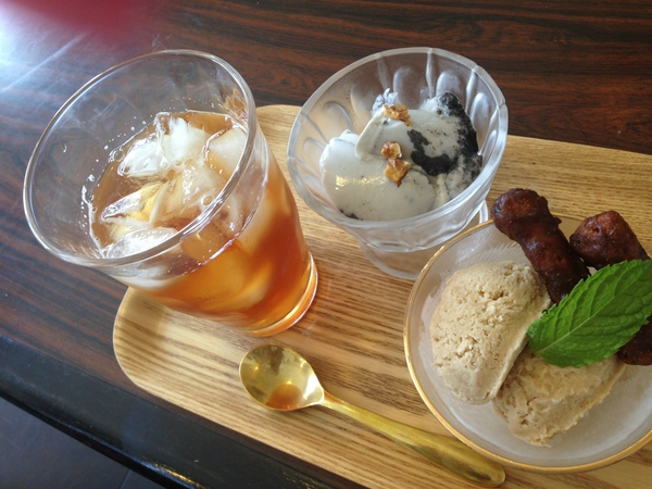 喫茶　ヒャクジュウノオウ　　さん　で　ランチ　☆