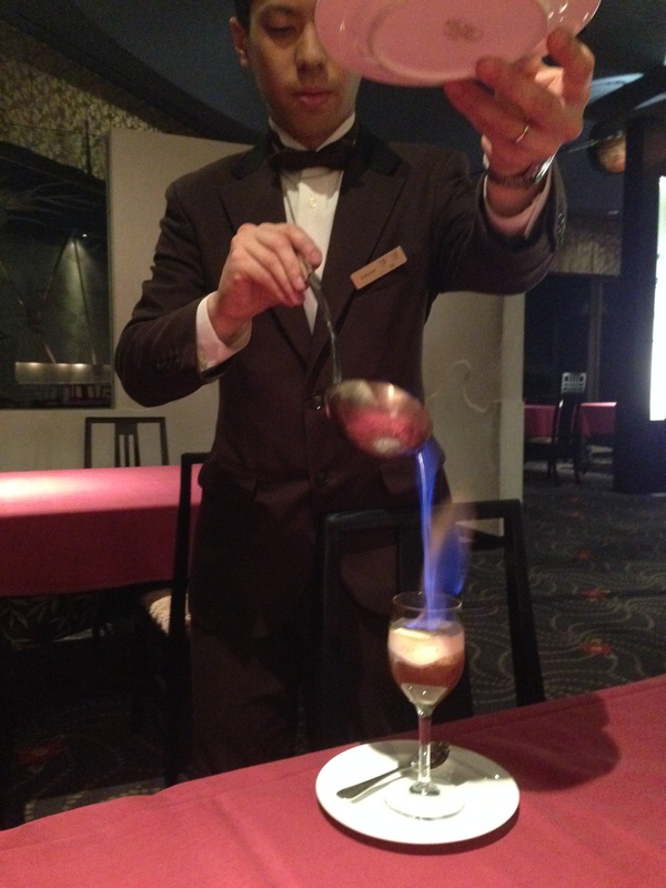 アフターディナーに炎の演出　　カフェディアブル　