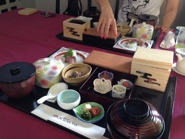 お宿の　朝は　　早い　・・・・・・・　☆