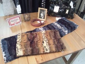 リボン、または髪用ネット。