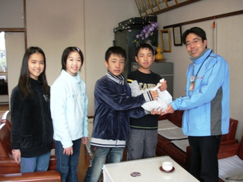 豊浜小学校から「赤い羽根共同募金」