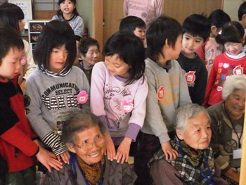 福田南地区にて　サロンと保育園の交流