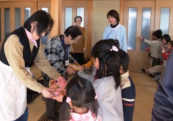 福田南地区にて　サロンと保育園の交流