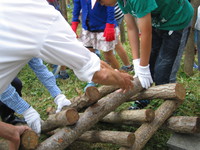 小学生と椎茸栽培