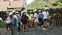 小学生と椎茸の本伏せ作業