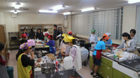 調理の下準備スタート！ 2011/11/03 06:58:03