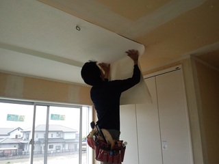 クロスの施工中