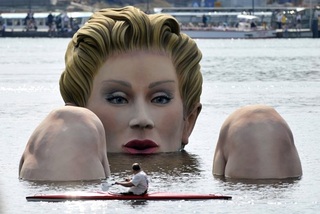Giant Statue Dropped in Hamburg Lake