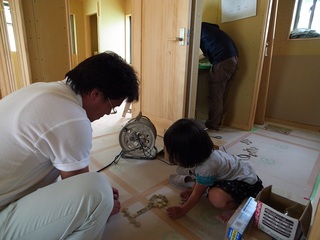 タイルをみんなで貼りました。