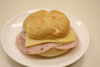 今日の夜食はシンプルなカイザーサンド