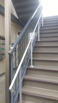 マンションの階段に歩行者手すり
