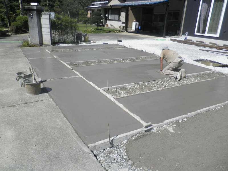 土間コンクリート均し中