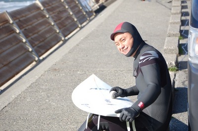 今年一番の極寒サーフィンで波乗りチェック