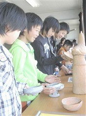 浜松市立萩丘小学校で土器の体験学習