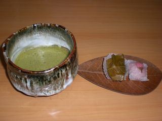 今朝はお抹茶頂いています。