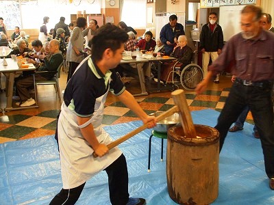 ★特養ホームで餅つき★
