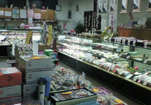 開店前の店内にて