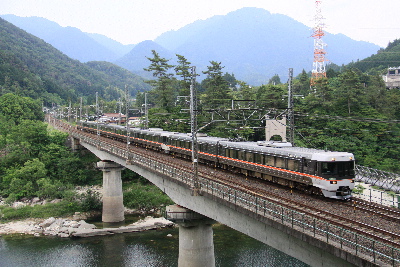 坂下駅（中央本線西線）近くの木曽川に架かる橋にて