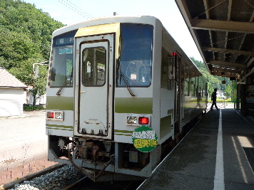 のと鉄道とＪＲ越美北線（九頭竜線）のラッピング列車