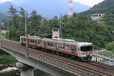 坂下駅（中央本線西線）近くの木曽川に架かる橋にて