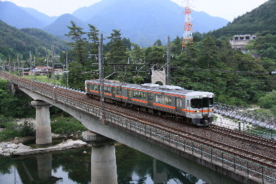 坂下駅（中央本線西線）近くの木曽川に架かる橋にて