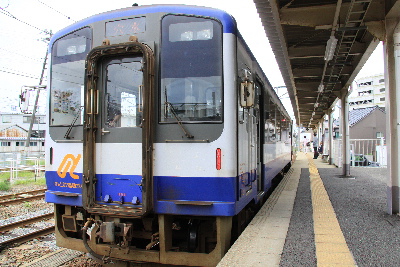 のと鉄道とＪＲ越美北線（九頭竜線）のラッピング列車