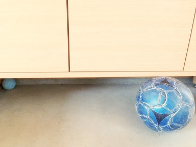 どうせやるなら、かわいく、かしこく。 | 玄関のサッカーボール問題。