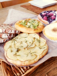 Let's eat！|今日のお昼は、 レスタミネ　エマさんのパン。