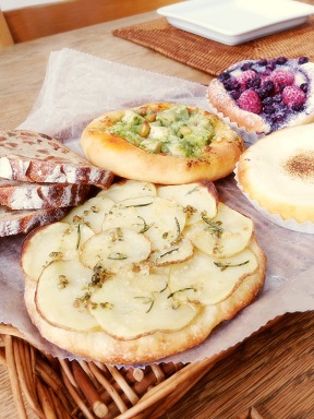 Lets eat！|今日のお昼は、 レスタミネ　エマさんのパン。