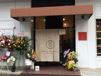 街並が華やぐショップ。