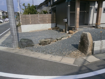 アプローチと一体型の駐車場。