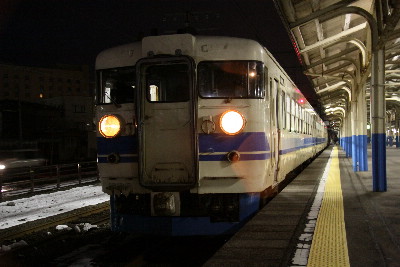 北陸線の４７５系・直江津駅にて