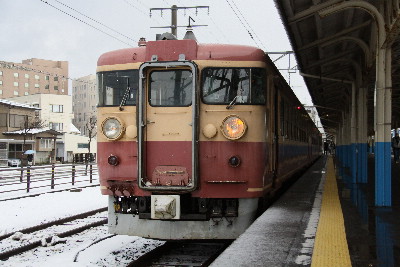 北陸線の４７５系・直江津駅にて
