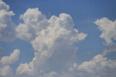 梅雨明けらしく北の雲