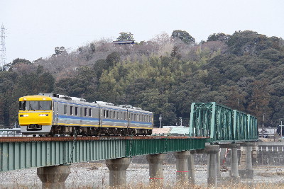 天竜川の鹿島鉄橋を渡るドクター東海