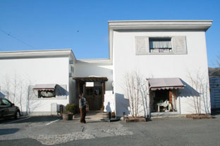 熱函街道沿いのMarie