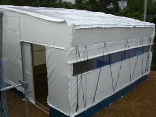 ビニールの小屋が完成しました