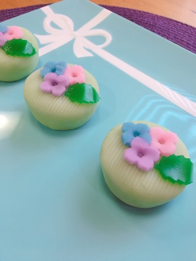 本日のテーブル茶道体験は紫陽花のお菓子でした