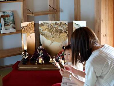 現代スタイルの節句人形の撮影をモデルハウスで。