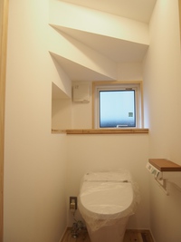 「山手町の家」階段下を有効活用！ 2015/08/20 13:31:36