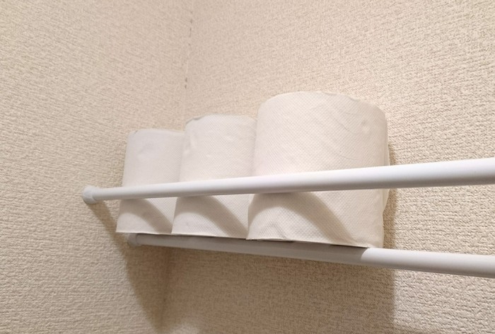 トイレ収納 トイレットペーパーの収納に 100均の突っ張り棒2本で棚を作ってみました 澪 軌跡を描く