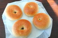 【レシピ】外はカリカリ、中はもっちり！茹でてから焼くパン「ベーグル」を作ってみたら案外簡単だった！