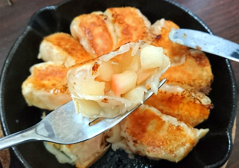 【創作レシピ】皮がもちもち！りんごの角煮を餃子の皮で包んだ「餃子アップルパイ」を作ってみた！【おやつ】