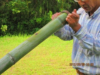 竹割器で大割りする（竹は裏っぽから割る、ちなみに木は元から）